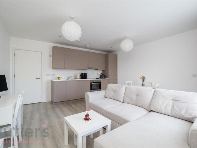 Apartment for rent in The Wrythe, Greater London