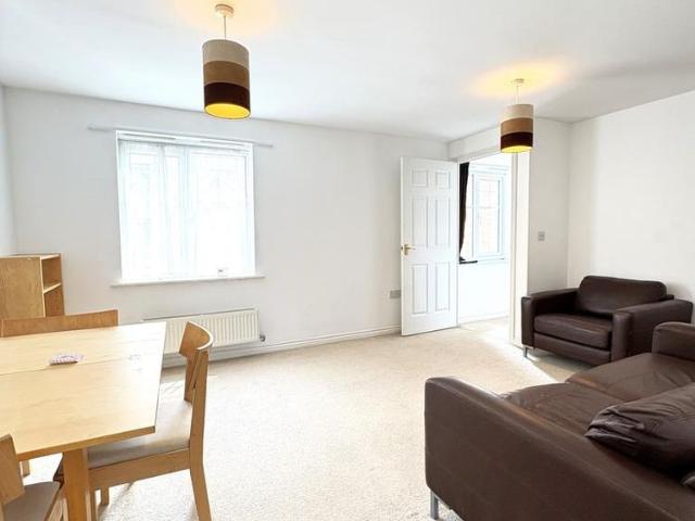 Apartment for rent in Burnt Oak, Greater London