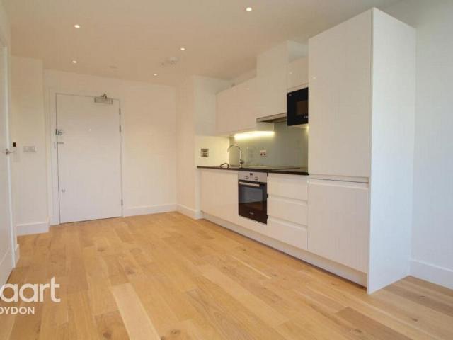 Flat for rent in London Borough of Croydon, Greater London