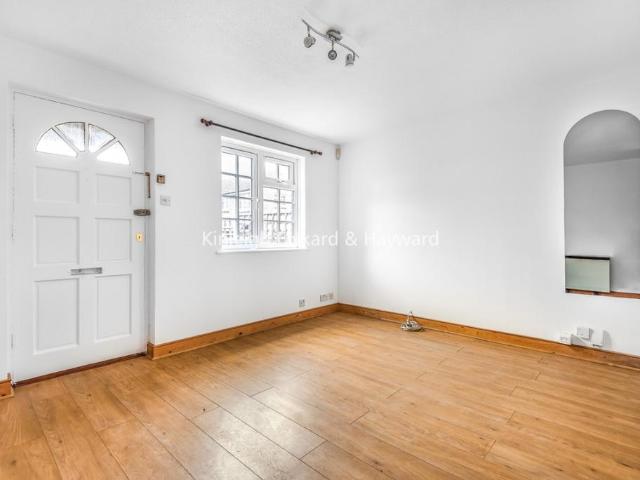 Flat for rent in Summerstown, Greater London
