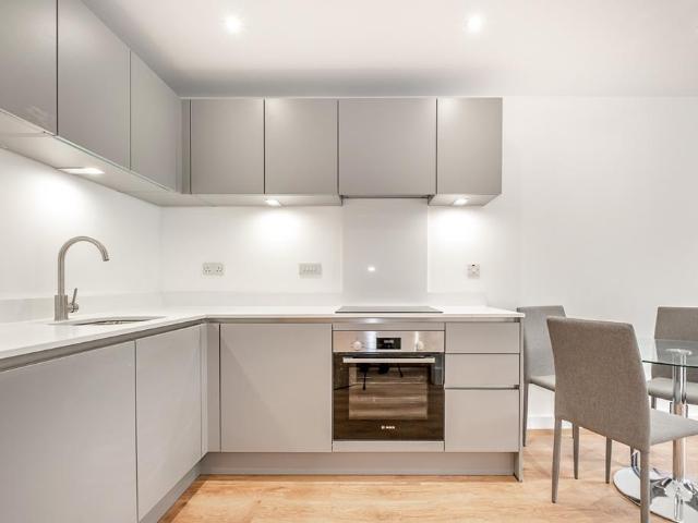 Flat for rent in Hillview, Surrey