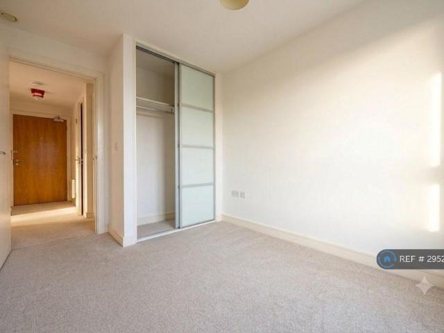 Apartment for rent in Moorend, Pouchen End
