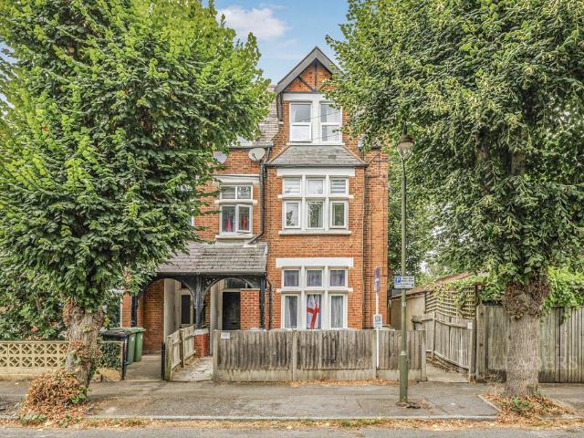 Flat for rent in Woodcote, Epsom