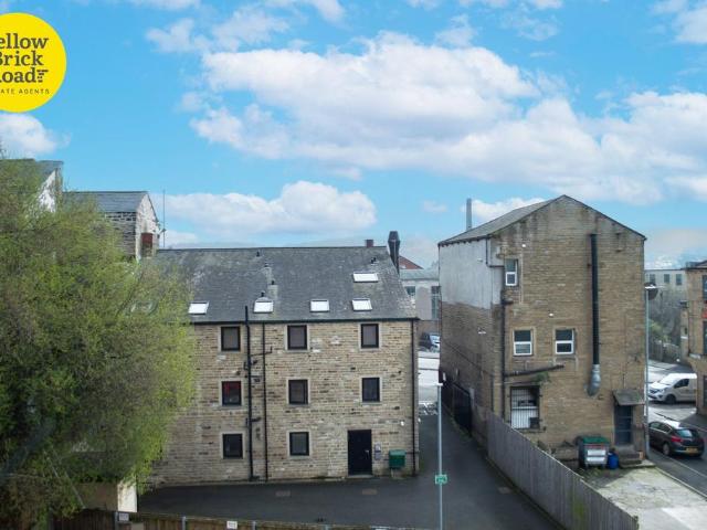 Flat for rent in Huddersfield, West Yorkshire