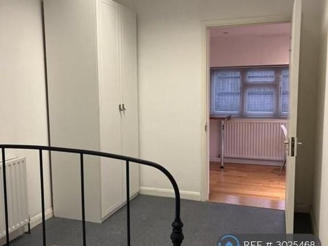 Apartment for rent in Shortlands, Greater London