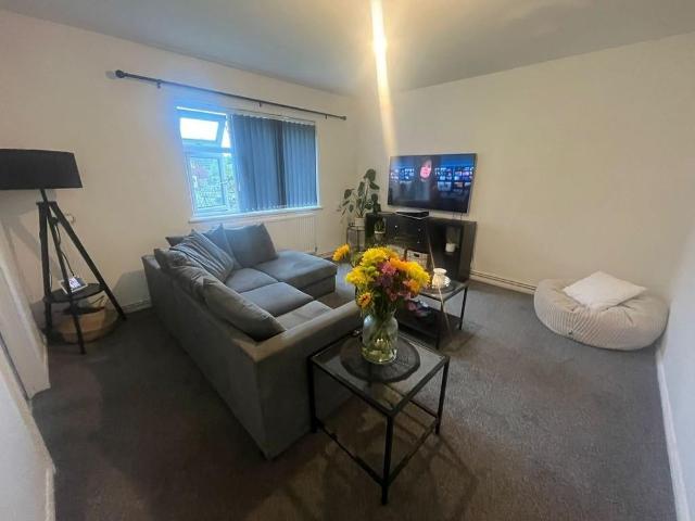 Apartment for rent in Werneth, Pendock