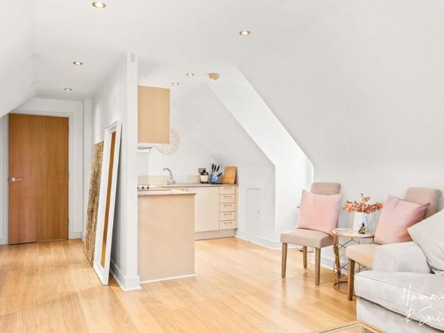 Apartment for rent in Ivy Chimneys, Epping