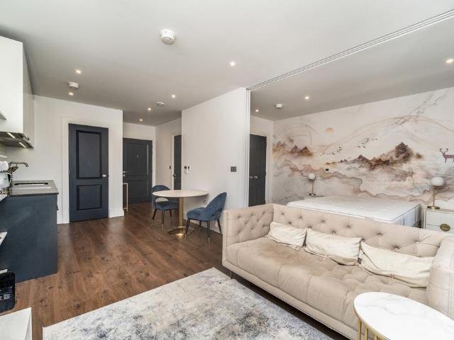 Flat for rent in London Borough of Ealing, Greater London