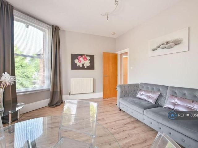 Apartment for rent in Brondesbury Park, Greater London
