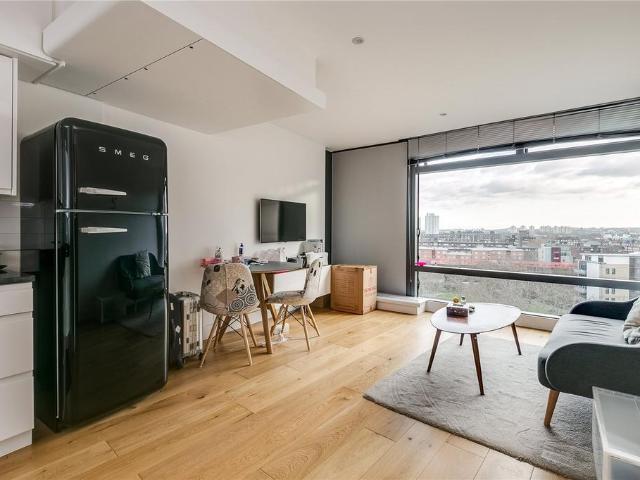 Flat for rent in South Lambeth, Greater London