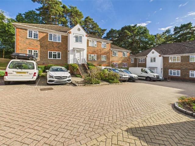Flat for rent in Heatherside, Heol-las