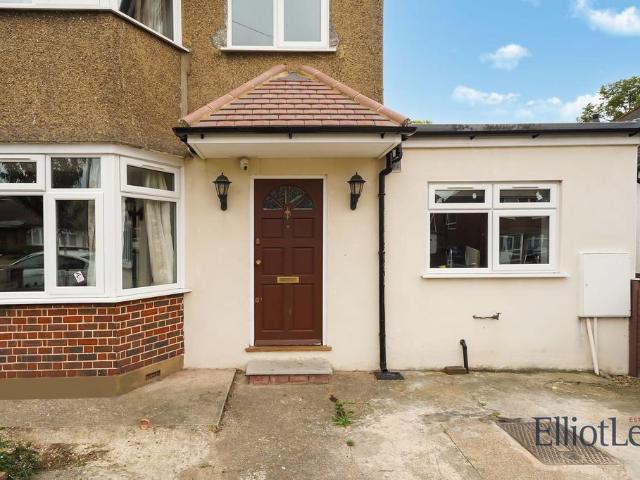 Flat for rent in Ruislip, London Borough of Hillingdon