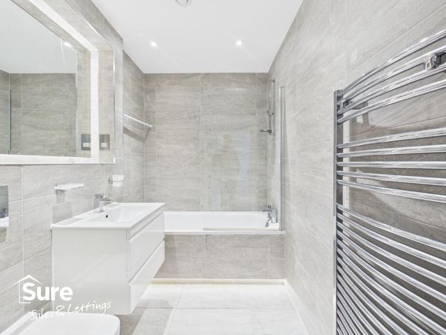 Flat for rent in The Image, Pouchen End