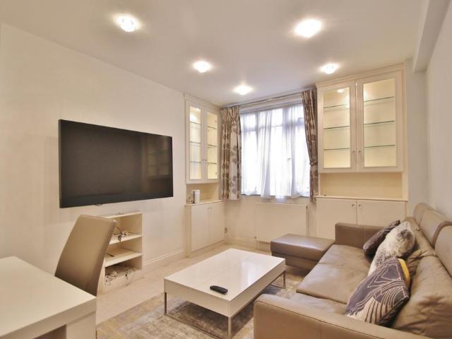 Flat for rent in Brook Green, Greater London