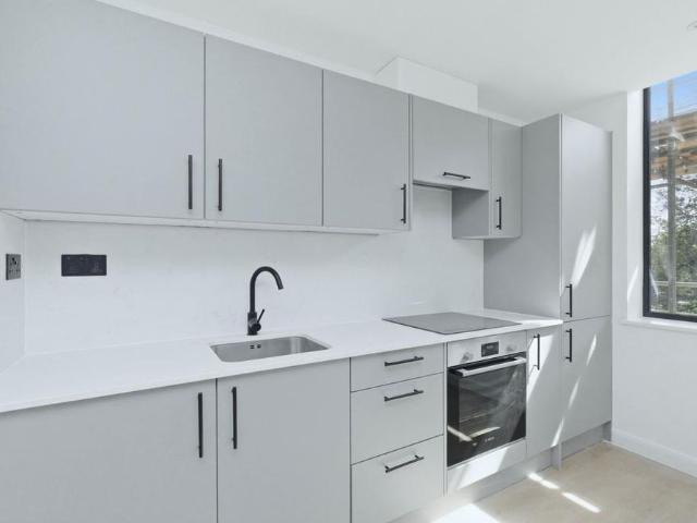 Apartment for rent in Longlands, Greater London