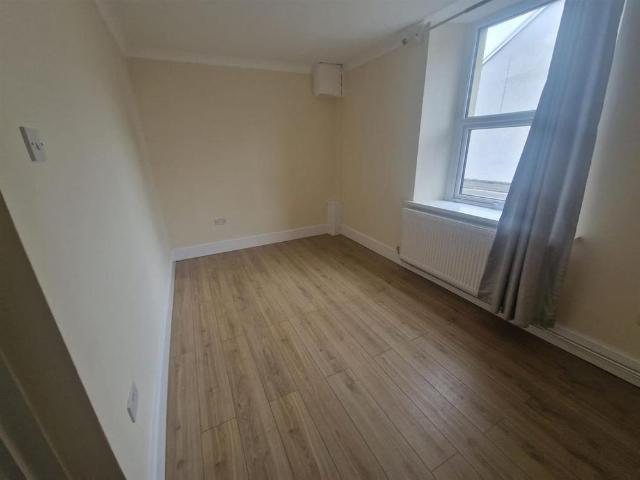 Apartment for rent in Cwmbwrla, Nangreaves