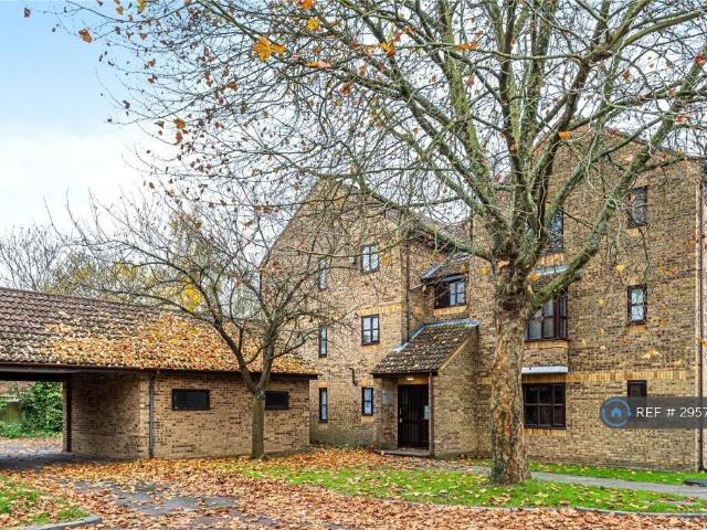 Flat for rent in Northwood, Greater London