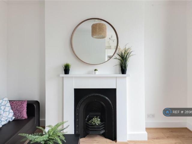 Flat for rent in Shacklewell, Greater London