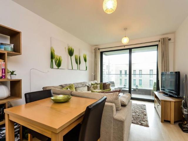 Apartment for rent in Waterside Park, Silvertown