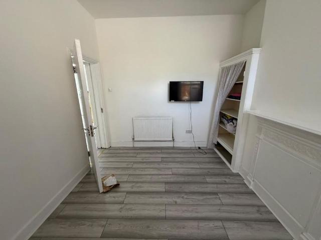 Apartment for rent in Brondesbury, Greater London