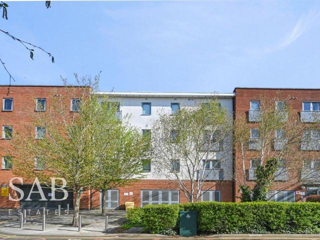Flat for rent in London Borough of Ealing, Greater London