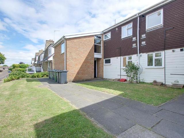 Flat for rent in Grovehill, Pouchen End