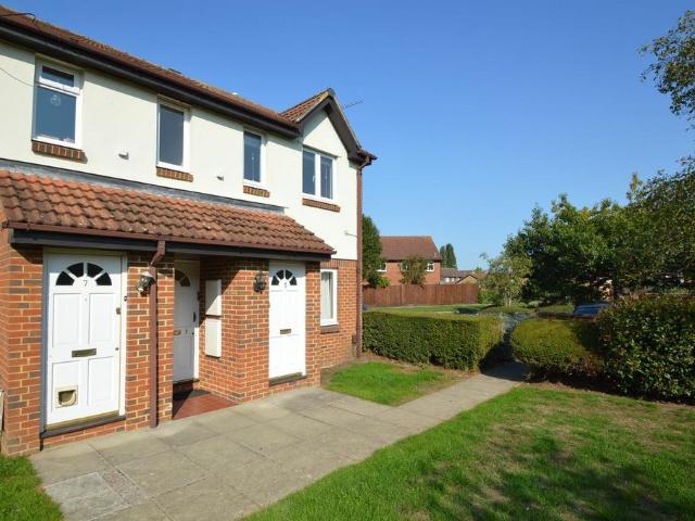 Flat for rent in Swallowfields, Elmbridge