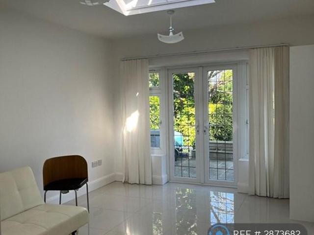 Flat for rent in London Borough of Croydon, Addiscombe