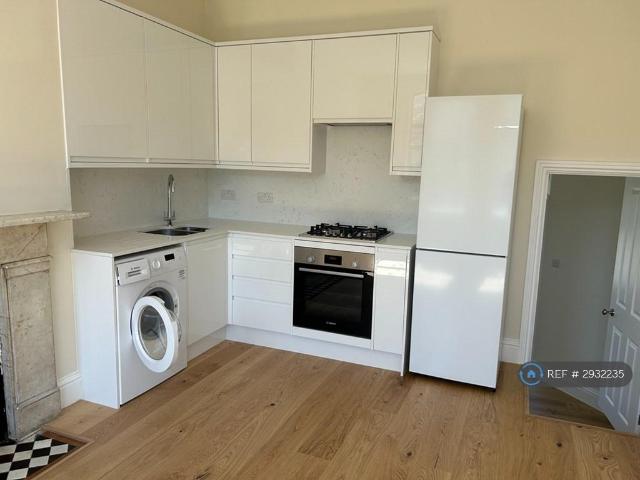 Flat for rent in Furzedown, Greater London