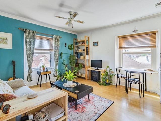 Apartment for rent in Oldway, Livermead