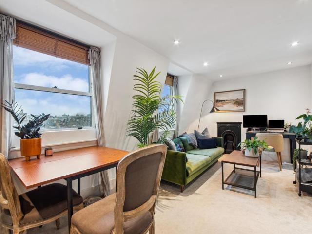 Flat for rent in Kensington, Greater London