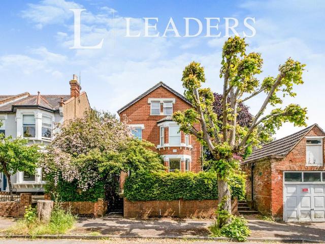Flat for rent in Woodcote, Epsom