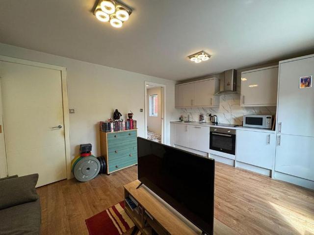 Apartment for rent in Burnt Oak, Greater London