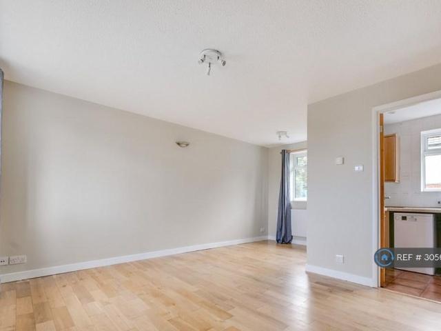 Apartment for rent in London Borough of Sutton, Greater London