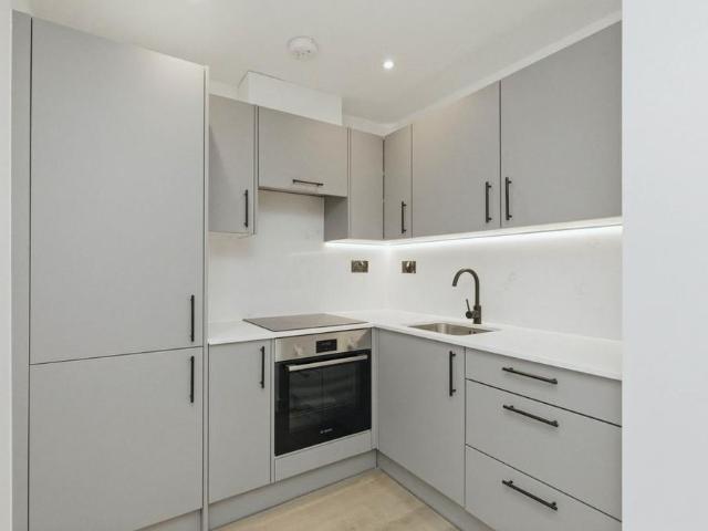 Apartment for rent in Longlands, Greater London
