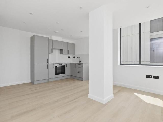 Apartment for rent in Longlands, Greater London