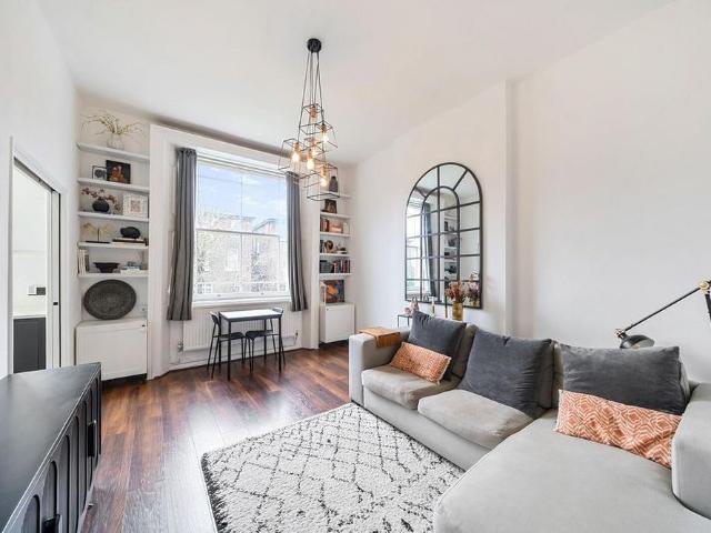 Apartment for rent in Queen's Park, Greater London