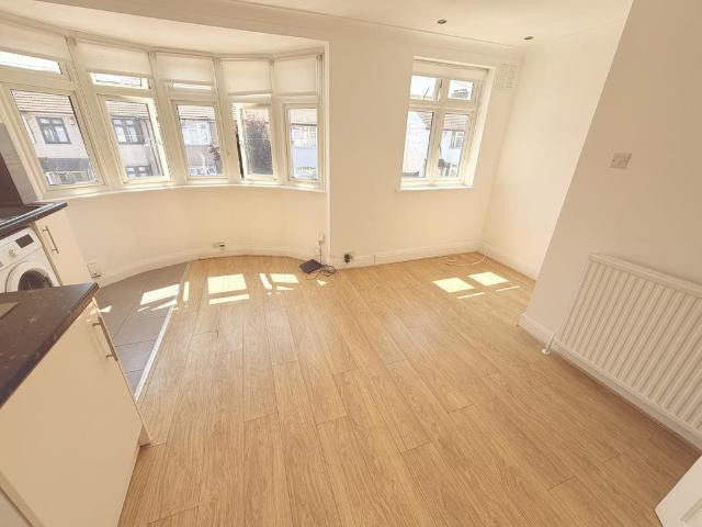 Flat for rent in Loxford, Seven Kings