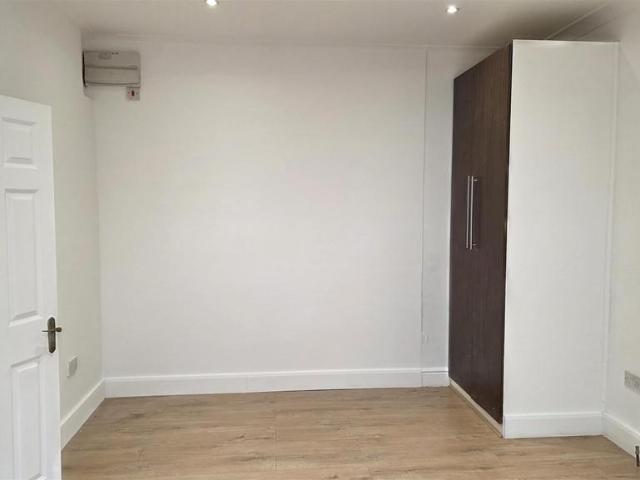 Flat for rent in London Borough of Ealing, Greater London