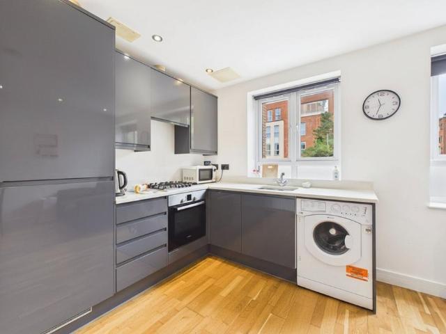 Flat for rent in Heol-las, Surrey