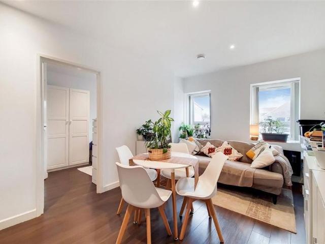 Apartment for rent in Strawberry Hill, Greater London