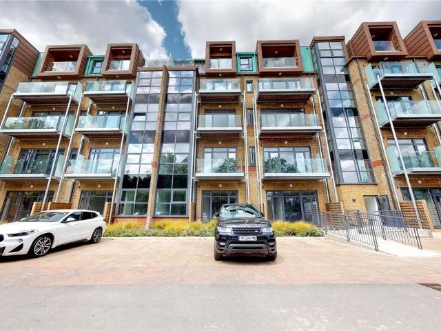 Flat for rent in Cowley, Greater London