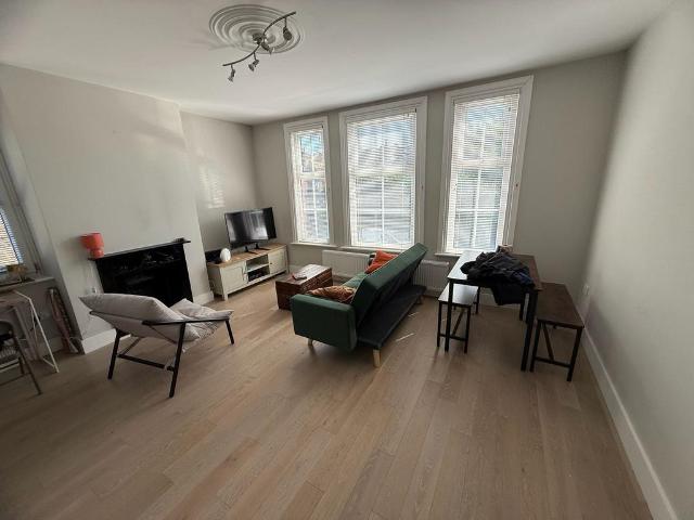 Flat for rent in Hampton Hill, Greater London