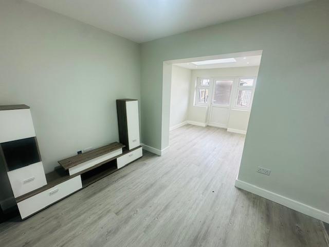 Apartment for rent in Lower Halliford, Surrey