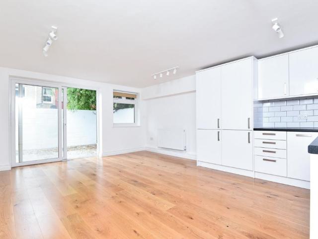 Flat for rent in Furzedown, Greater London