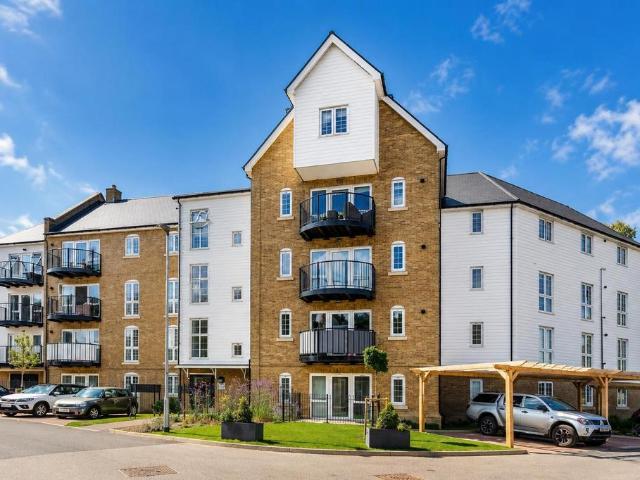 Flat for rent in Cuddington, Surrey