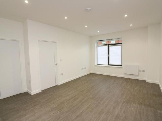 Apartment for rent in Row Town, Surrey