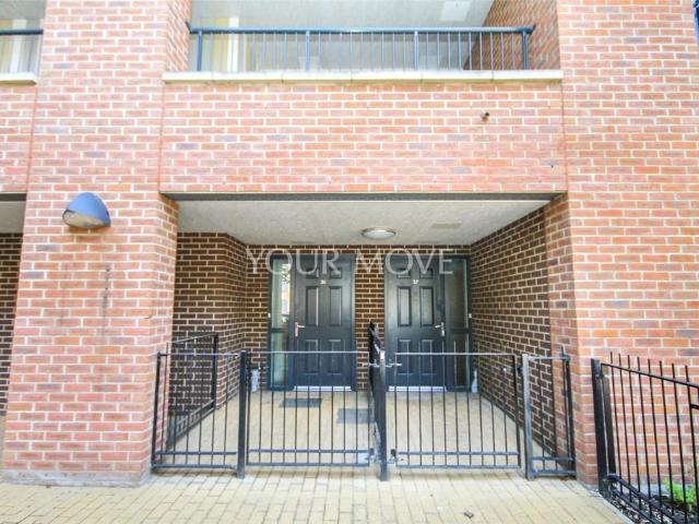 Flat for rent in Rush Green, Greater London