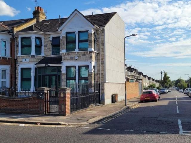 Flat for rent in Gants Hill, Greater London