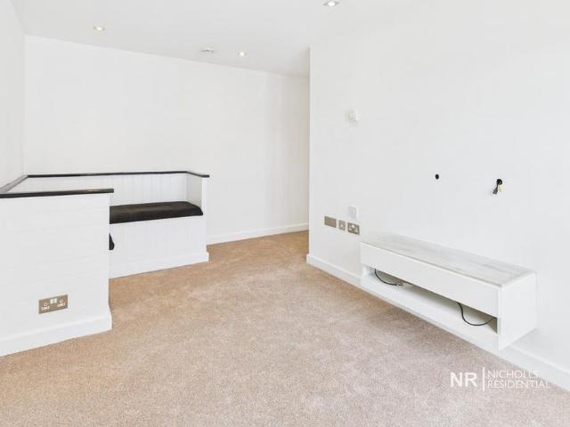 Apartment for rent in Woodcote, Epsom